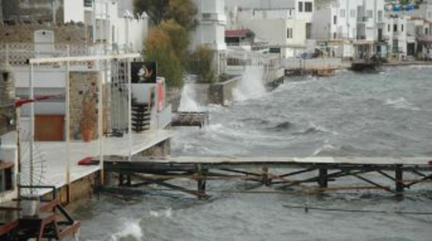 Fırtına Bodrum&rsquo;u Esir Aldı