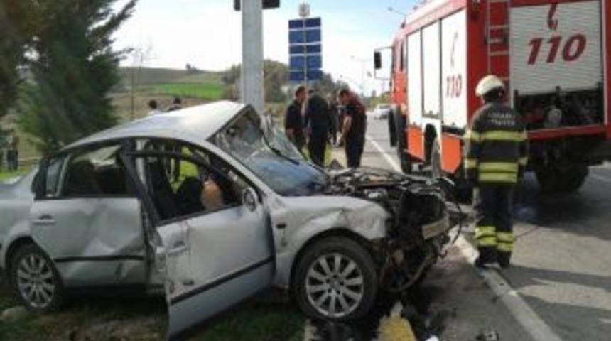 Kocaeli'de Trafik Kazası: 1 &Ouml;l&uuml;, 2 Yaralı