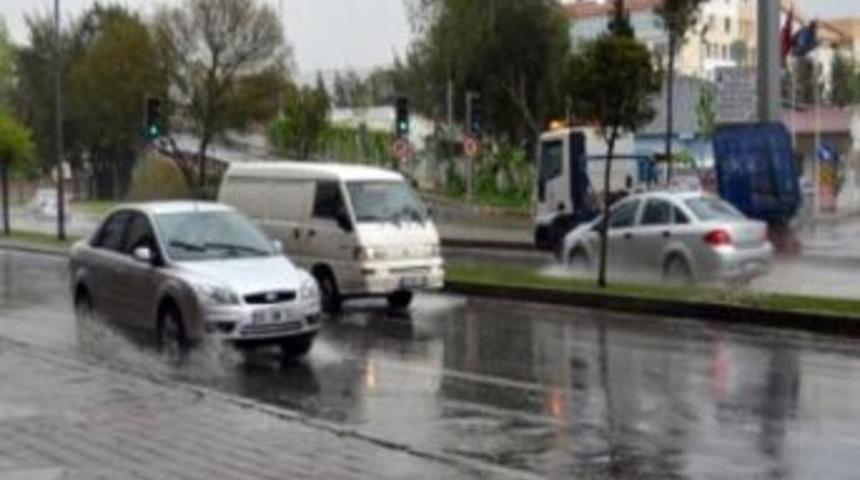 Yağmur İzmirlileri Hazırlıksız Yakaladı