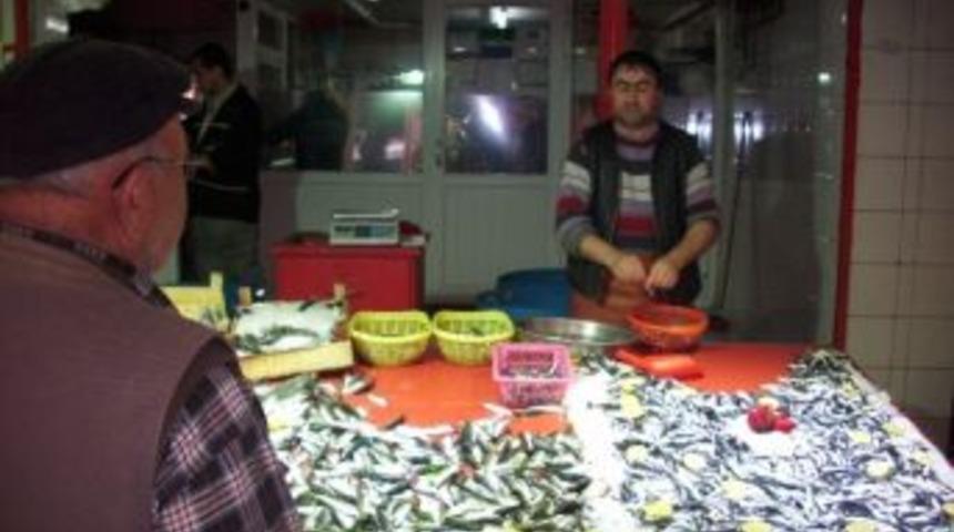 Balık Pazarı'na Teşhir İ&ccedil;in 1 Tl'lik Hamsi Getirildi