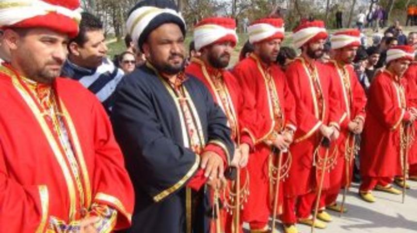 Başbakan I&ccedil;in Besteledikleri Şarkıyı Taksim Meydanı'nda S&ouml;ylediler