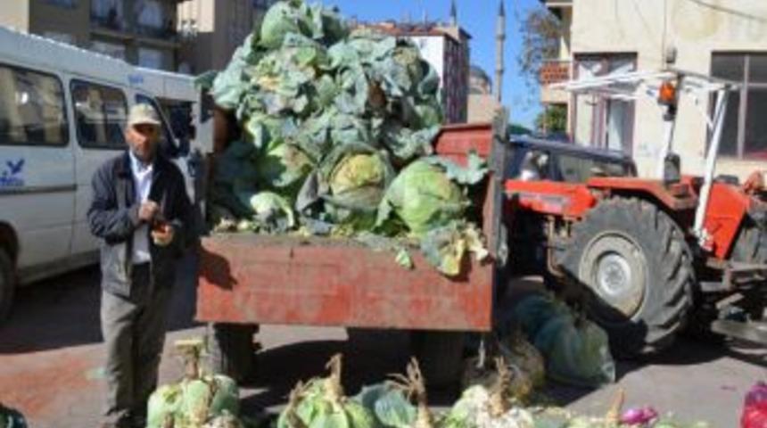 Yozgat&rsquo;ta &Uuml;retilen 25 Kiloluk Lahanalar Pazardaki Yerini Aldı