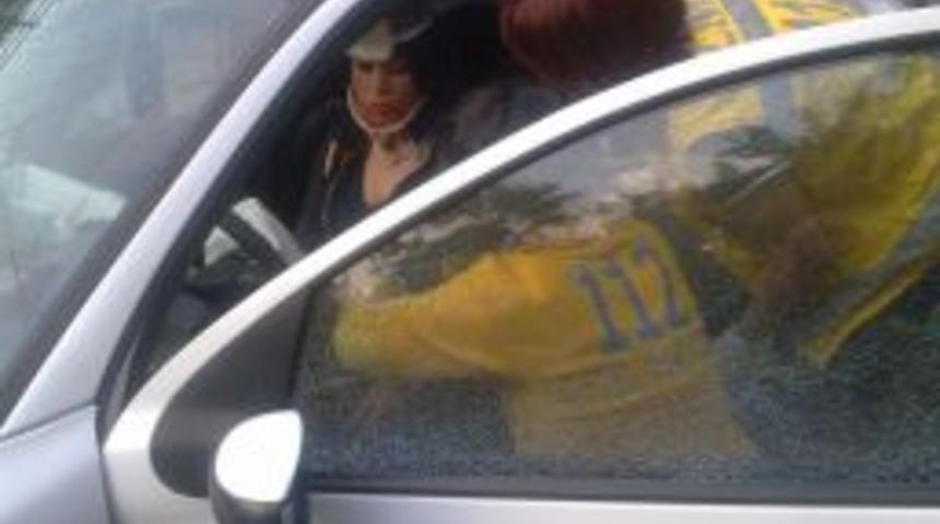 Arabada Sıkışan Kadın, &Ccedil;antası Bulunmadan &Ccedil;ıkmak Istemedi