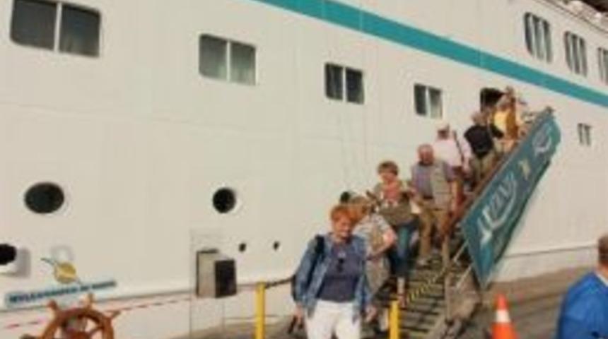 Mersin&rsquo;e Bir G&uuml;nde İki Kruvaziyer Geldi