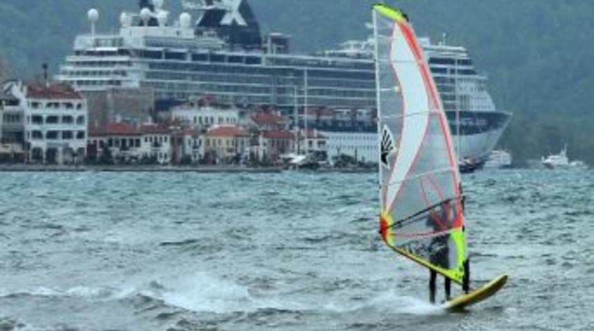 Fırtınayı Şova &Ccedil;evirdiler