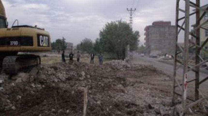 İl&ccedil;e Milli Eğitim M&uuml;d&uuml;rl&uuml;ğ&uuml;n&uuml;n İşgal Ettiği Yol Trafiğe A&ccedil;ılıyor