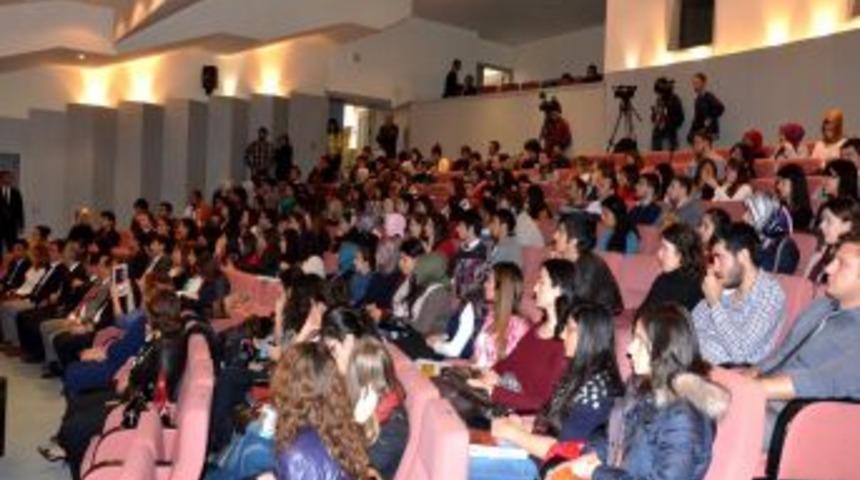 &Uuml;niversite &Ouml;ğrencilerinin Kariyer Planlarına Destek Veriyor