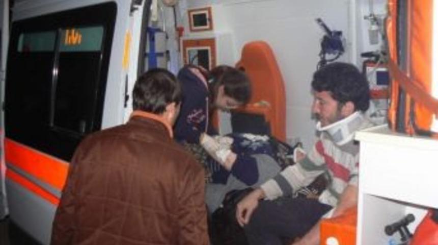 Boz&uuml;y&uuml;k'te Trafik Kazası, 3 Yaralı