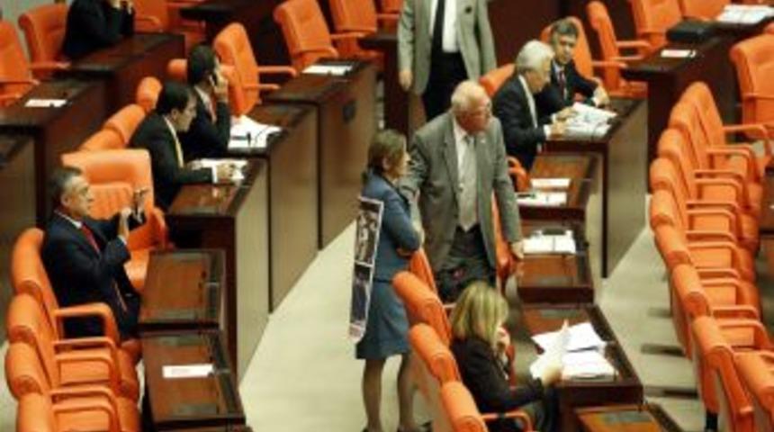 CHP&rsquo;li Vekilden Genel Kurul'da &lsquo;duran Kadın&rsquo; Eylemi