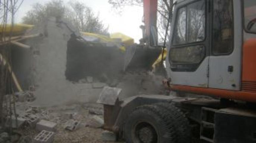 Belediye Ekipleri 3 Adet Kaçak Yapıyı Yıktı