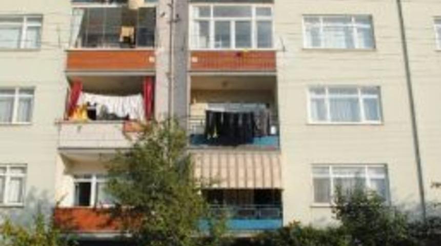 4. Kattan D&uuml;şen &Ccedil;ocuk Yaşamını Yitirdi