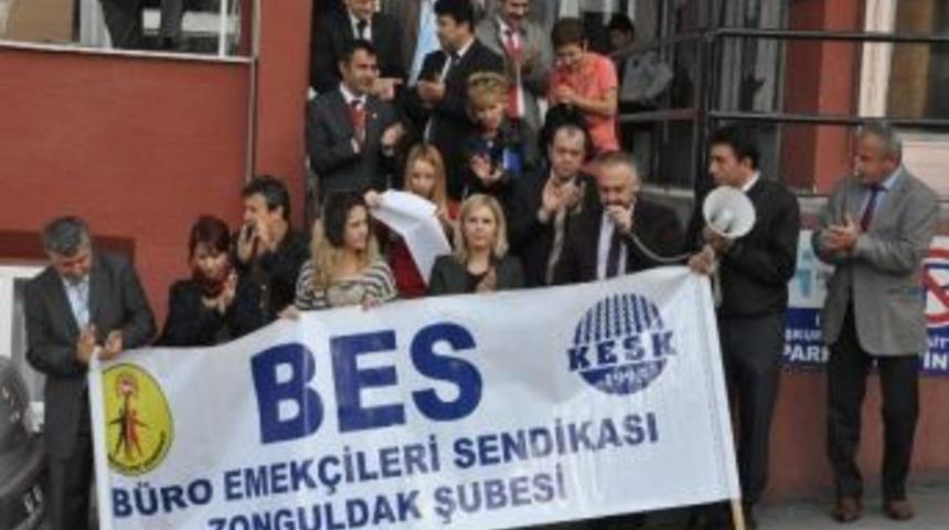 Bes, İş Kurumu Emek&ccedil;ilerine İkramiyelerinin &Ouml;denmesi İ&ccedil;in Eylem Ger&ccedil;ekleştirdi