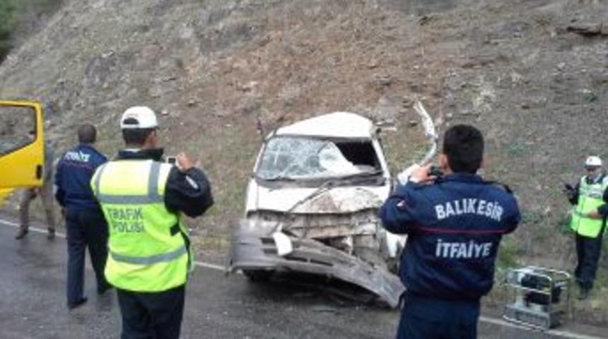 Balıkesir&rsquo;deki Sıkışmalı Trafik Kazasında 2 Kişi Yaralandı