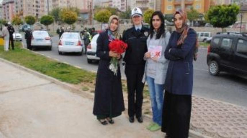 Emniyet Kemeri Takan S&uuml;r&uuml;c&uuml;lere Karanfil Verildi