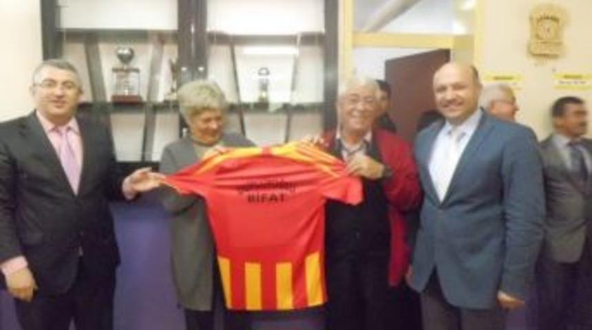 İşadamı G&uuml;pg&uuml;poğluna Fenerbeha&ccedil;e Ve Kayserispor&rsquo;un Forması Hediye Edildi