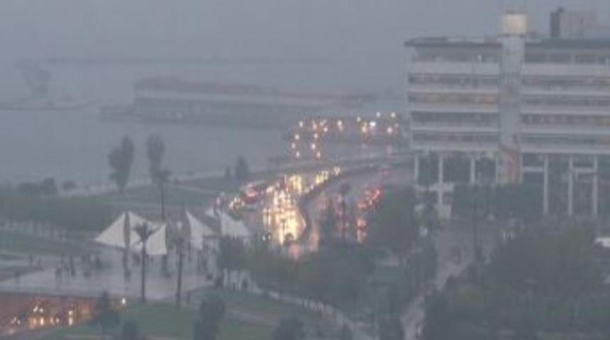 İzmir'de Hava Erken Karardı