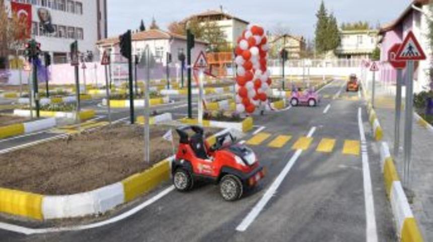 Minikler Ger&ccedil;eğe Uygun Alanda Trafik Eğitimi Alacak