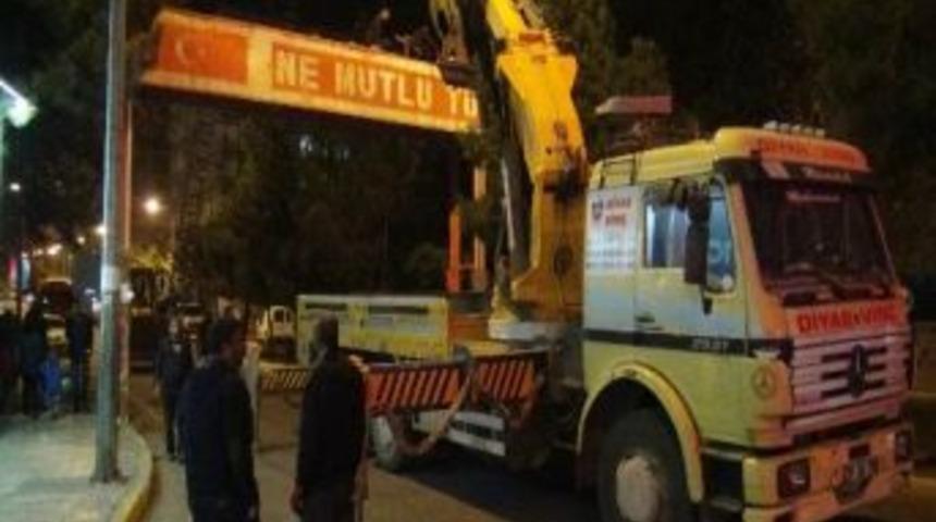 Diyarbakır&rsquo;da "Ne mutlu T&uuml;rk&uuml;m diyene" yazısı kaldırıldı