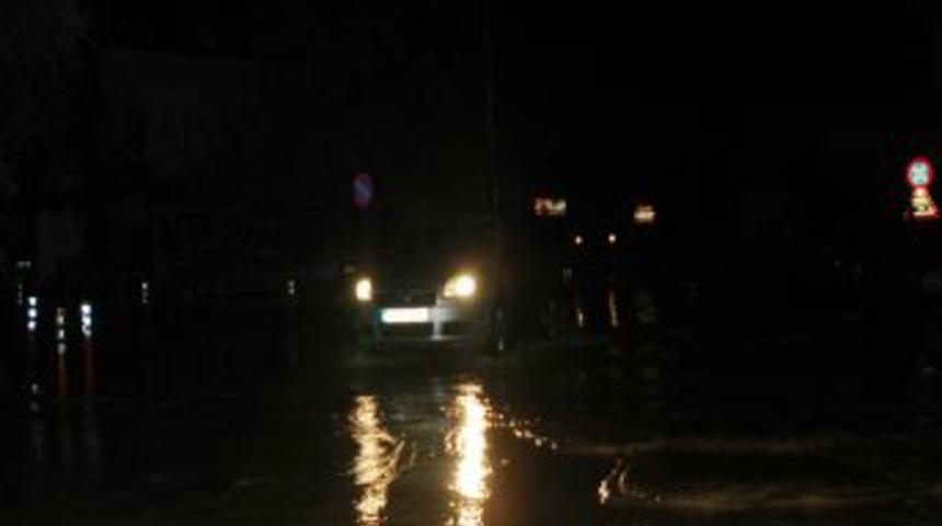 Bodrum'da Şiddetli Yağış Sokakları G&ouml;le &Ccedil;evirdi