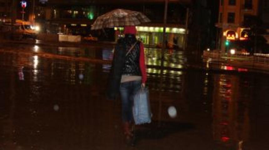 İstanbul&rsquo;da yağmur etkili oldu