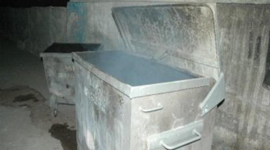 Okul Bah&ccedil;esindeki &Ccedil;&ouml;p Konteynırında Patlama