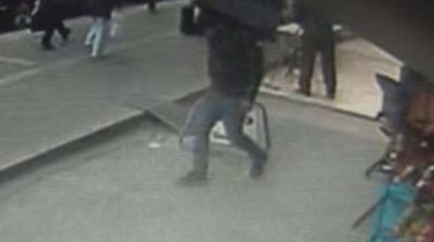 Eşya Dolu Bavulun &Ccedil;alınma Anı Kamerada