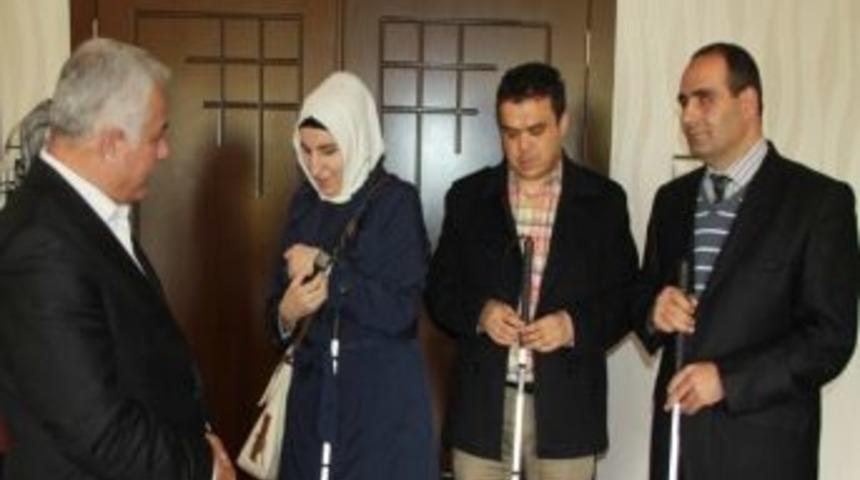 Başkan &Ouml;zden, G&ouml;rme Engellilere Baston Ve Konuşan Saat Hediye Etti