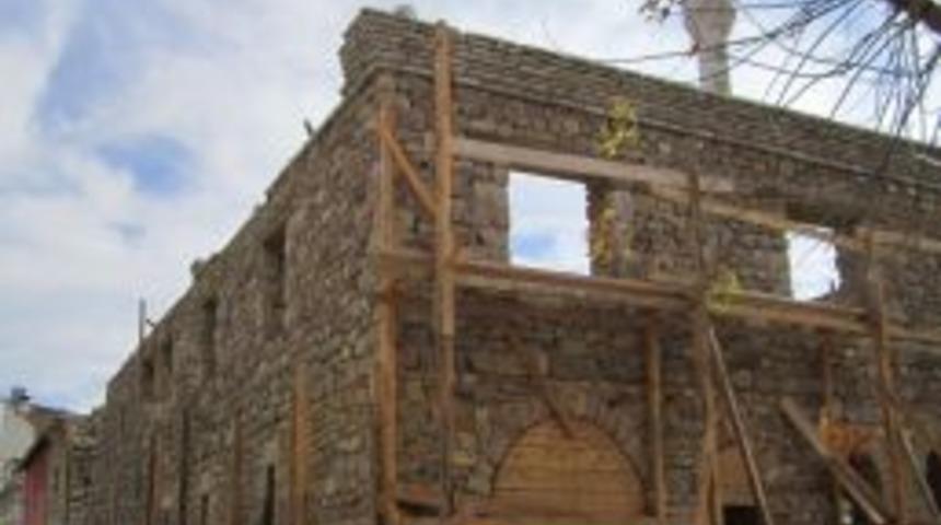Asırlık Taş Han'ın Restorasyonu Hızla Ilerliyor