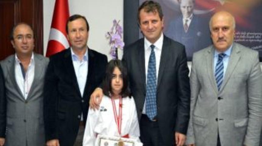 Genel Sekreter Başarılı Sporcuyu &Ouml;d&uuml;llendirdi