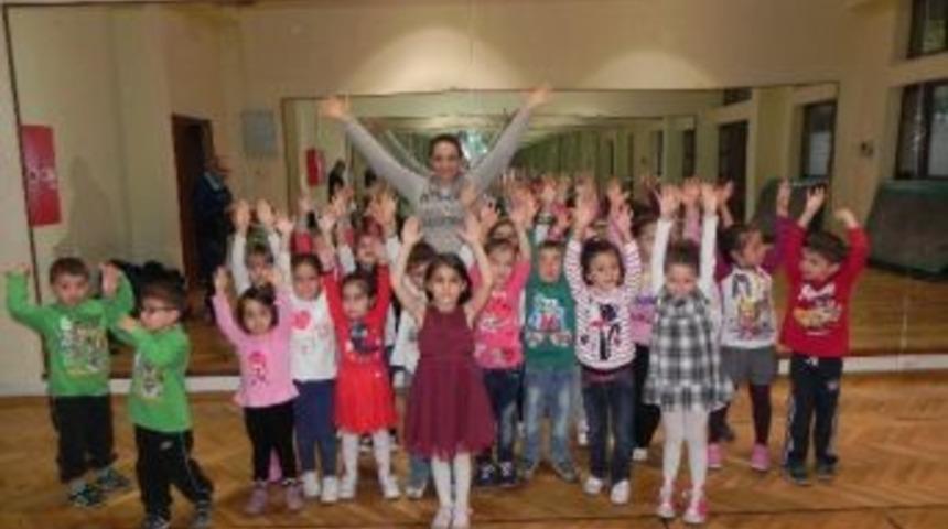 Minikler Dansı &Ouml;ğreniyor