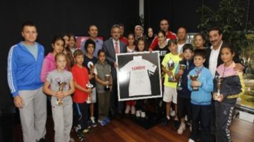 Gebze'nin Altın Raketleri Başkan K&ouml;şker'in Makamında