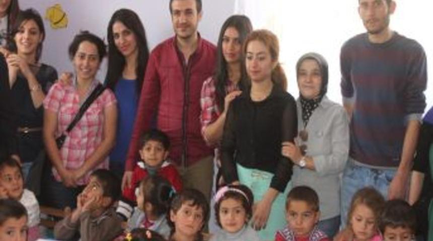 &Ccedil;ocuk Gelişimi Programı &Ouml;ğrencileri, Anaokulundaki &Ccedil;ocukları Sevindirdi