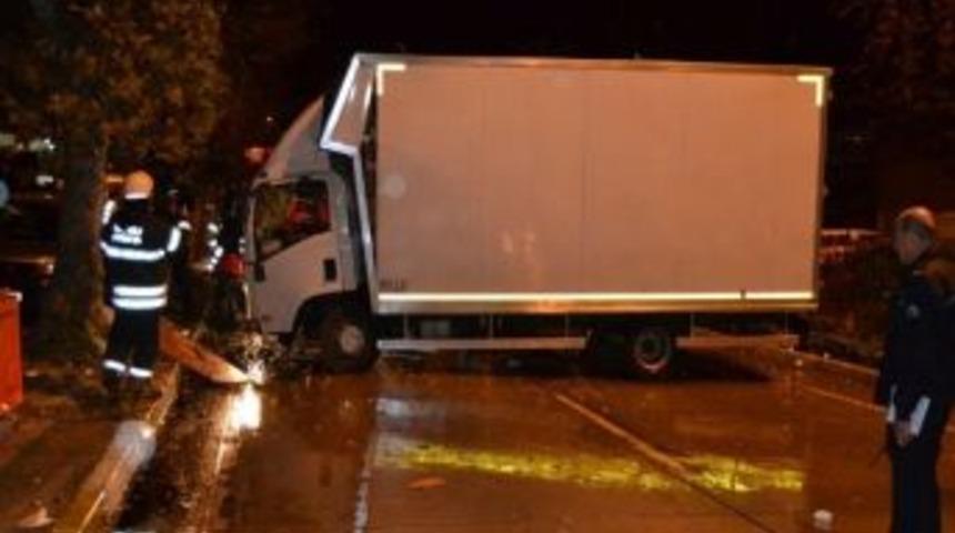 Ağaca &Ccedil;arpan Kamyonette Sıkışan S&uuml;r&uuml;c&uuml;y&uuml; İtfaiye Kurtardı