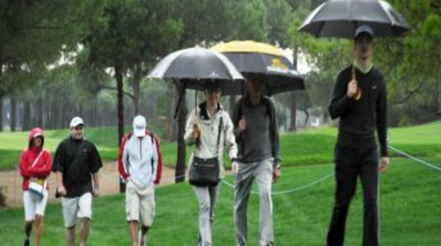 Antalya&rsquo;daki Golf Turnuvasına Yağmur Engeli