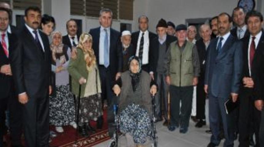 Validen Huzurevine Ağlatan Ziyaret