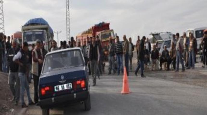 Şeker Fabrikasına Pancar Taşıyan Kamyoncular Yol Kesip Eylem Yaptı