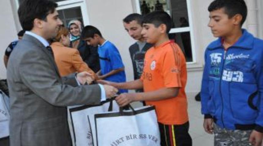 Siirt Akademide 200 &Ouml;ğrenciye Kıyafet Ve Ayakkabı Yardımı Yapıldı