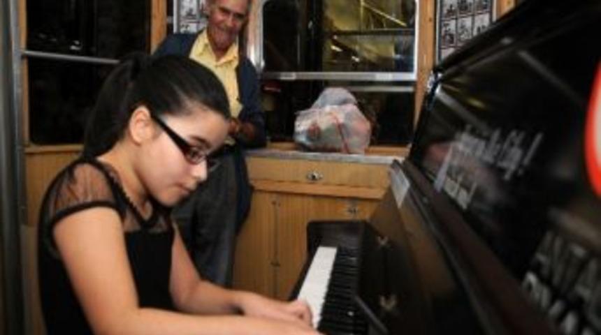 Tramvayda Piyano Var