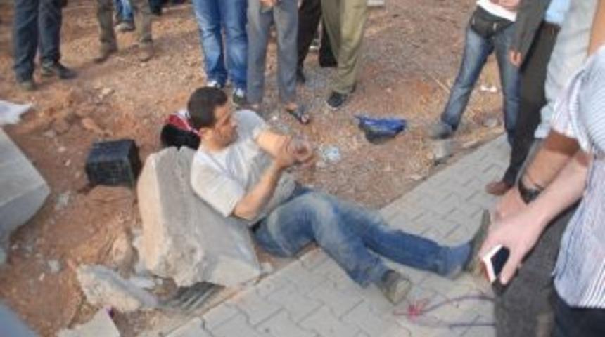 Meraklı Kalabalık Trafik Ve Sağlık Ekiplerine Zor Anlar Yaşattı