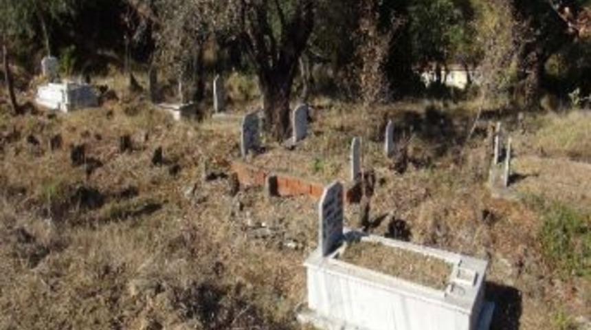 Bu Mahallede Her Evin Bah&ccedil;esi Aile Mezarlığı