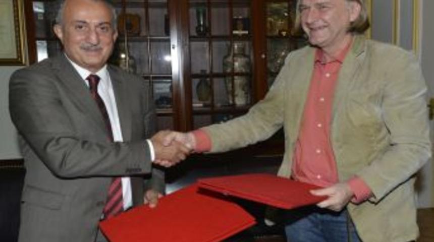 Varşova G&uuml;zel Sanatlar &Uuml;niversitesi Ile Bursa Arasında Işbirliği Protokol&uuml;