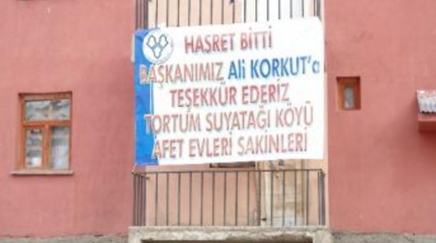 Yıllar Sonra Hizmet G&ouml;r&uuml;nce Pankartla Teşekk&uuml;r Ettiler