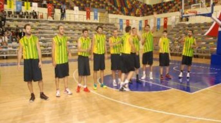 12 Dev Adam Sahneye &Ccedil;ıkıyor