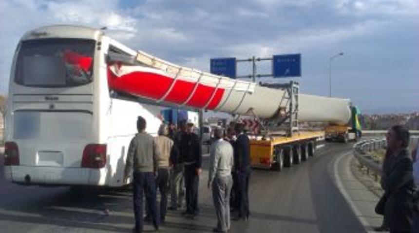 TIR'ın Dorsesinde Y&uuml;kl&uuml; R&uuml;zgar T&uuml;rbininin Kanadı Yolcu Otob&uuml;s&uuml;ne Girdi