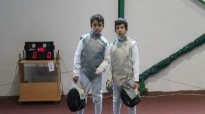 B&uuml;y&uuml;kşehirli Minik Eskrimciler K&uuml;rs&uuml;y&uuml; Kimseye Bırakmadı