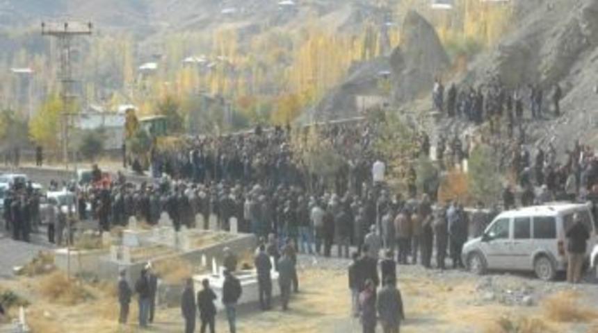 Hakkari'de Uyarı Ateşi Sonucu &Ouml;len Şahıs Toprağa Verildi