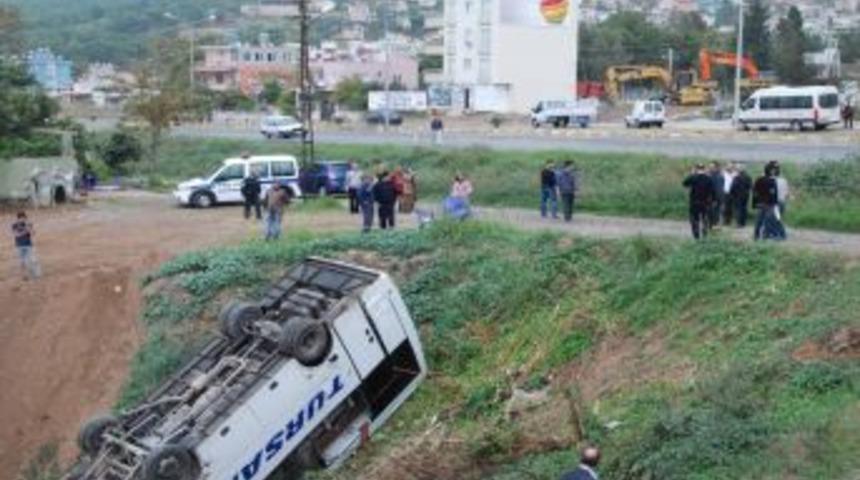 Yolcu Midib&uuml;s&uuml; Şarampole Yuvarlandı: 8 Yaralı