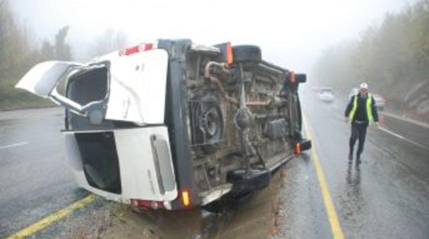 Zonguldak Yolunda Minib&uuml;s Devrildi: 7 Yaralı