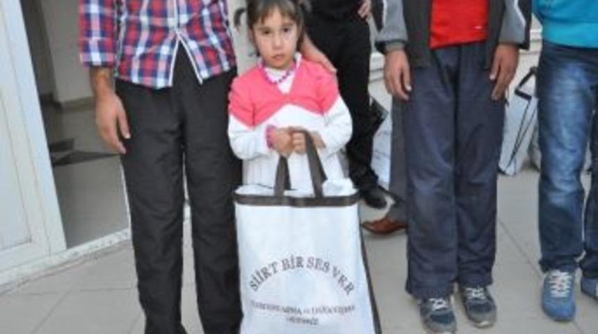 Siirt Akademide 200 &Ouml;ğrenciye Kıyafet Ve Ayakkabı Yardımı