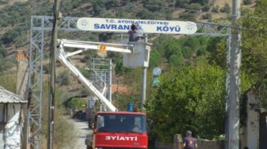 Aydın Belediyesi'nden K&ouml;y Girişlerindeki Takların S&ouml;k&uuml;lmesine Tepki